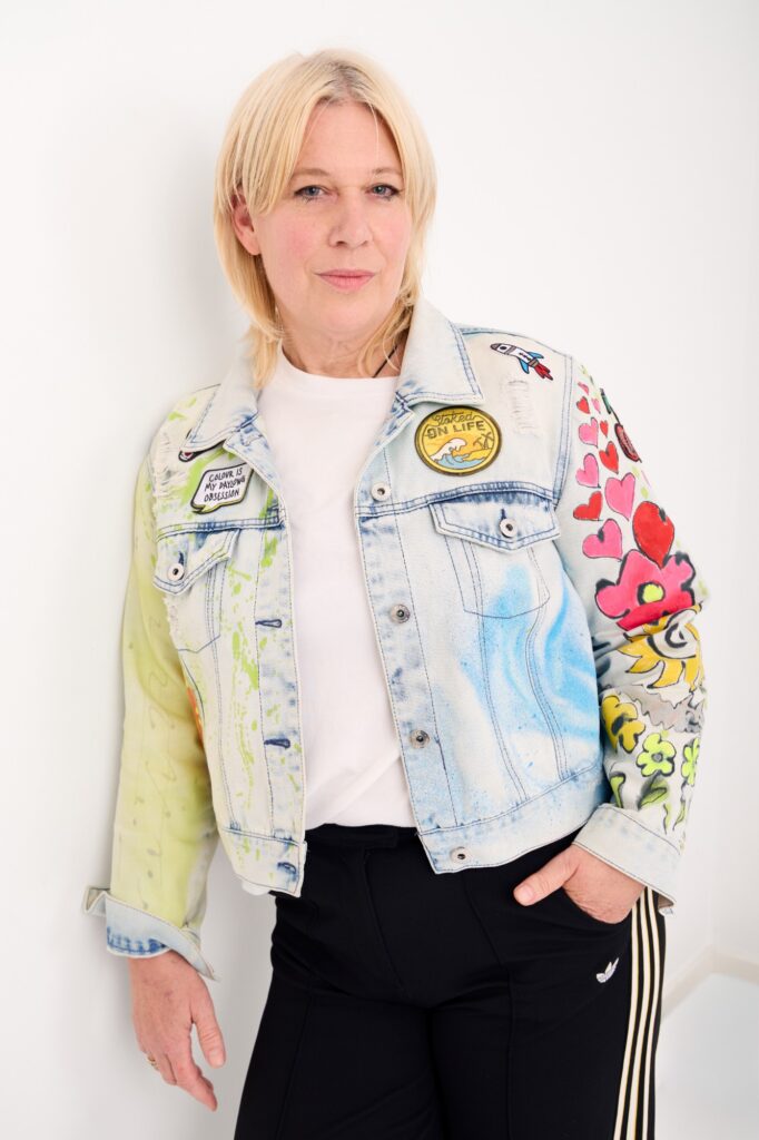 Bibi Beck in einer selbst bemalten Denim-Jacke ihrer Marke JUNIQUE